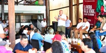 Rafa Marín conversa con pescadores y cooperativistas de Puerto Juárez en asamblea informativa