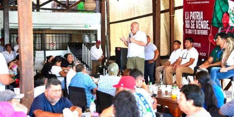 Rafa Marín conversa con pescadores y cooperativistas de Puerto Juárez en asamblea informativa