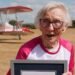 A sus 97 años vuelve a desafiar el cielo al viajar sujeta al ala de un avión acrobático