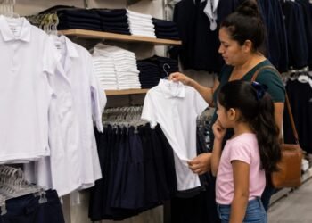 Uniformes para el regreso a clases; Cancún aparece entre los precios más bajos del sureste