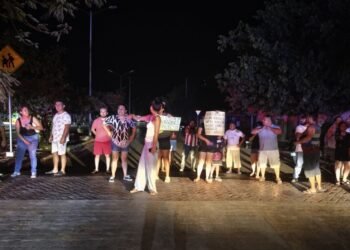 ¡Ya basta de apagones! Vecinos bloquean Constituyentes en Playa del Carmen