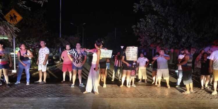¡Ya basta de apagones! Vecinos bloquean Constituyentes en Playa del Carmen
