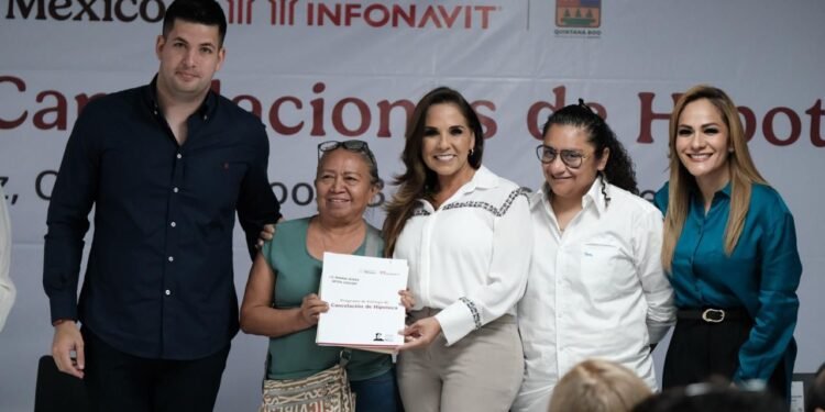 De deudores a propietarios: INFONAVIT libera las viviendas de 100 familias