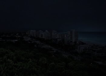Playa del Carmen sigue a oscuras, los apagones no paran