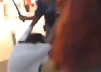 ¿Qué pasó en Plaza Las Américas? Video capta riña entre guardias y jóvenes