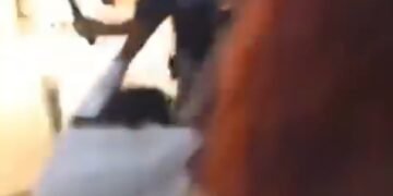 ¿Qué pasó en Plaza Las Américas? Video capta riña entre guardias y jóvenes