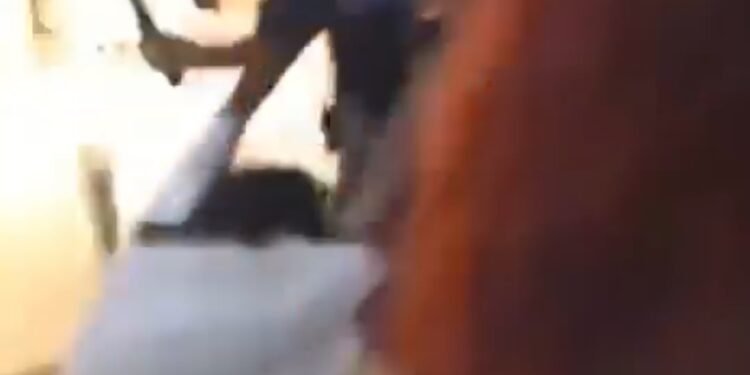 ¿Qué pasó en Plaza Las Américas? Video capta riña entre guardias y jóvenes