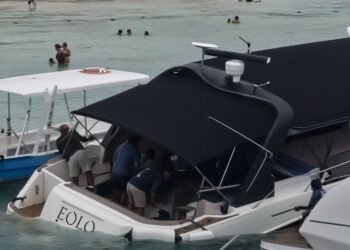 Movilización en Playa Langosta por embarcación parcialmente hundida