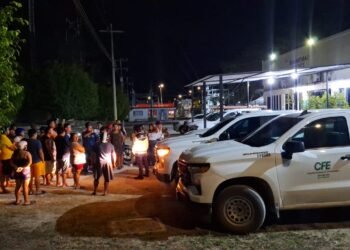 La luz parpadeó, la paciencia se agotó: vecinos encaran a la CFE