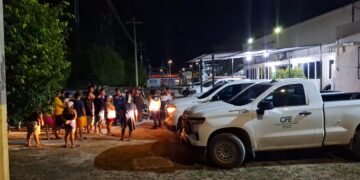 La luz parpadeó, la paciencia se agotó: vecinos encaran a la CFE