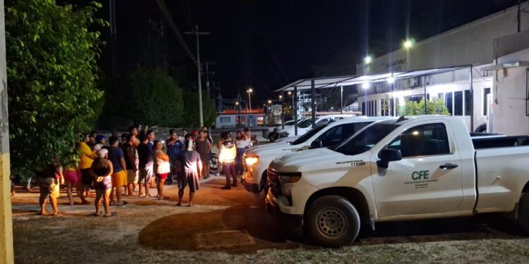 La luz parpadeó, la paciencia se agotó: vecinos encaran a la CFE