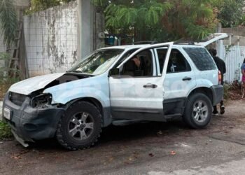 ¡Caos en la SM 220! Se lleva camioneta de su mamá y arma una carambola en Cancún