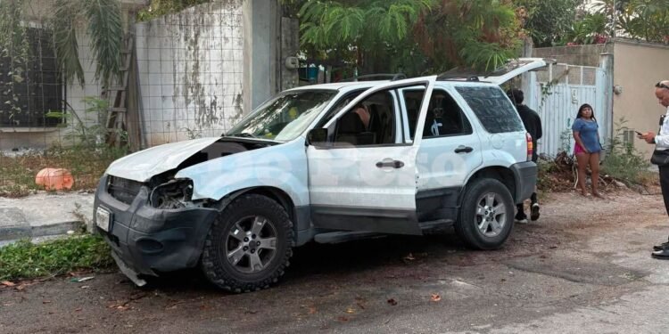 ¡Caos en la SM 220! Se lleva camioneta de su mamá y arma una carambola en Cancún