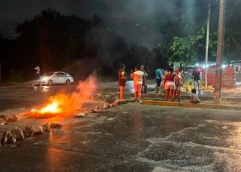 Apagones colman la paciencia: vecinos de Villas Otoch y Haciendas del Caribe bloquean calles