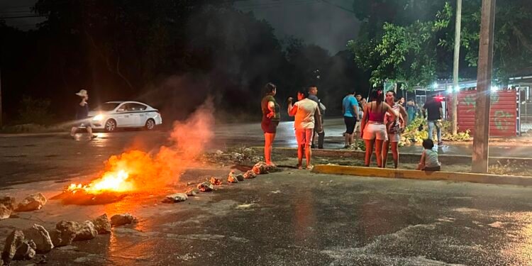 Apagones colman la paciencia: vecinos de Villas Otoch y Haciendas del Caribe bloquean calles