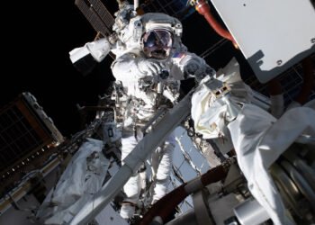 ¿Cómo se cambia una antena en el vacío del espacio? Dos astronautas tienen la respuesta