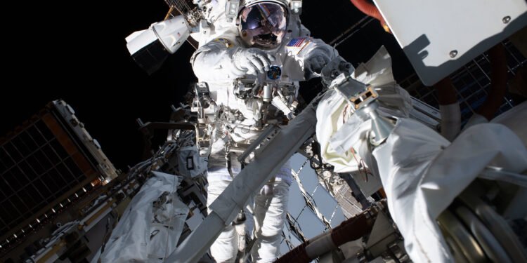 ¿Cómo se cambia una antena en el vacío del espacio? Dos astronautas tienen la respuesta