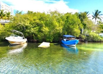 Van por el cementerio de barcos en la laguna Nichupté: entre 45 y 50 embarcaciones a retiro