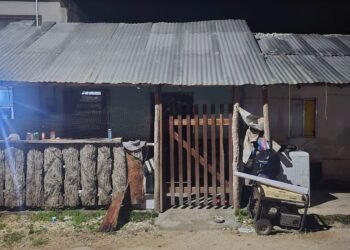 De película: hallan “invernadero” de hierba y arsenal en dos cateos en Lázaro Cárdenas