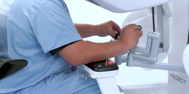 ¿Te imaginas ser operado por un médico a 440 kilómetros? Panamá lo hizo posible
