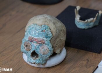 Después de seis décadas, vuelve a México el misterioso cráneo de mosaico