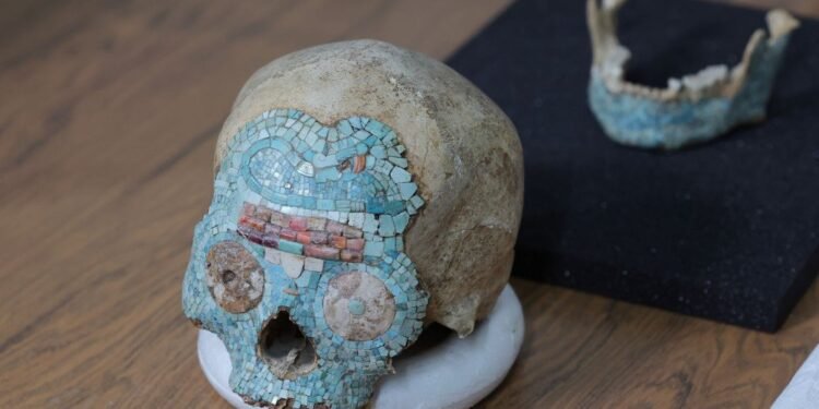 Después de seis décadas, vuelve a México el misterioso cráneo de mosaico
