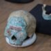 Después de seis décadas, vuelve a México el misterioso cráneo de mosaico