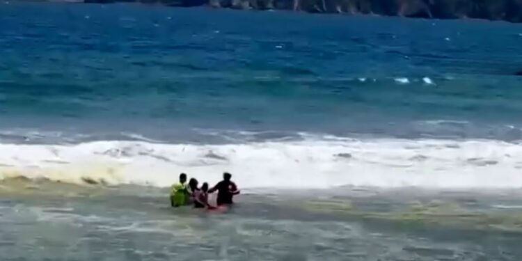 ¡Rescate contrarreloj! Marina salva a joven atrapado por la corriente en Manzanillo