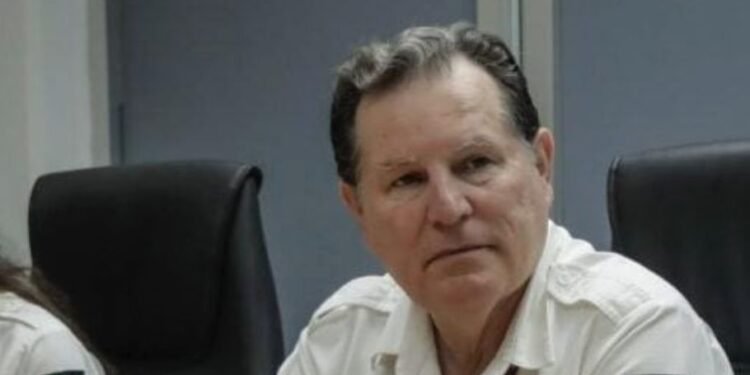 ¡Se acabó el negocio! Echan a delegado de Migración por presunta red de papeles falsos