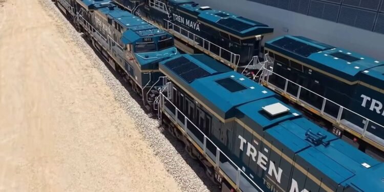 ¡A toda máquina! Llegan las primeras 12 locomotoras de carga del Tren Maya