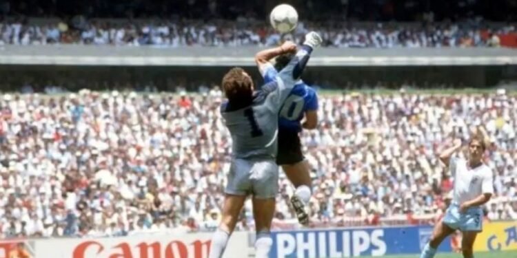 La pelota de la “Mano de Dios” cambia de dueño: esto le costó el balón de Maradona