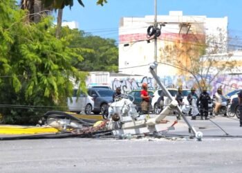 Conductor extranjero derriba postes de luz y provoca afectaciones eléctricas y cierres viales