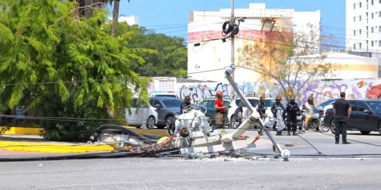 Conductor extranjero derriba postes de luz y provoca afectaciones eléctricas y cierres viales