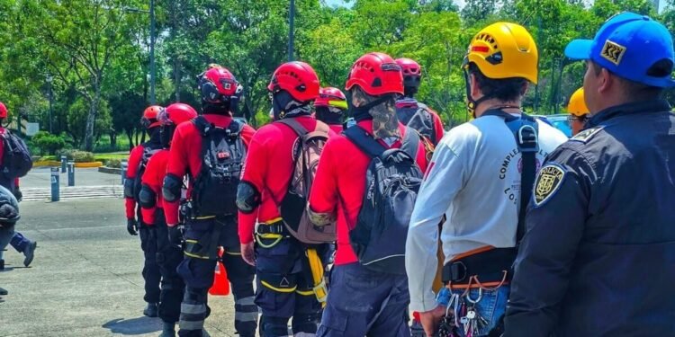 ¿Por qué Colombia no quiere más rescatistas? ‘Los Topos’ esperan autorización tras el sismo