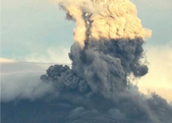 ¡Colombia tiembla y el Puracé responde! Volcán lanza ceniza y gases tras terremoto de 7.4