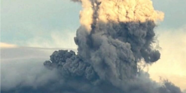 ¡Colombia tiembla y el Puracé responde! Volcán lanza ceniza y gases tras terremoto de 7.4