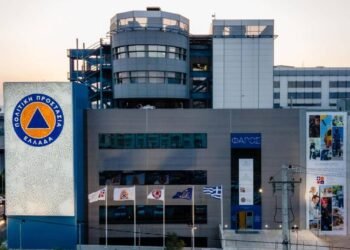 Choque de helicópteros sacude a Grecia en medio de la peor batalla contra los incendios
