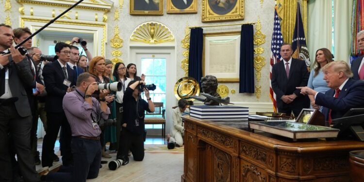 Revés para Trump: CNN, MS NOW y Politico regresan a la Casa Blanca por orden judicial