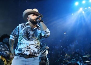 Dos aviones fallaron y la fiesta terminó mal: Carín León repondrá concierto cancelado hasta 2027