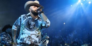 Dos aviones fallaron y la fiesta terminó mal: Carín León repondrá concierto cancelado hasta 2027