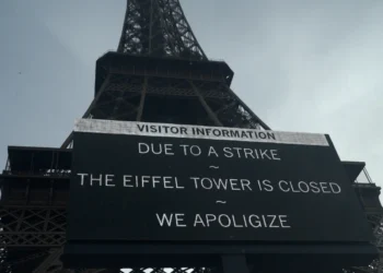 Torre Eiffel cierra tras protestas del personal