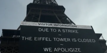 Torre Eiffel cierra tras protestas del personal