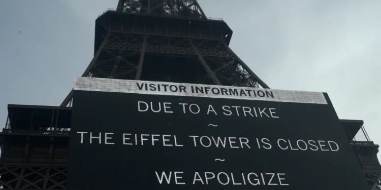 Torre Eiffel cierra tras protestas del personal