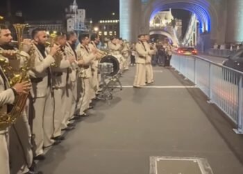 De Sinaloa al Tower Bridge: El Recodo improvisa concierto y autoridades frenan la tambora