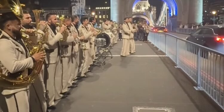 De Sinaloa al Tower Bridge: El Recodo improvisa concierto y autoridades frenan la tambora