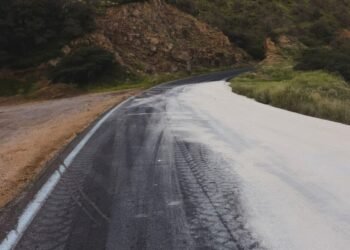 Volcadura de pipa moviliza a autoridades ambientales en Sonora