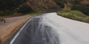 Volcadura de pipa moviliza a autoridades ambientales en Sonora