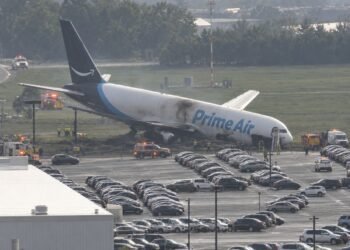 Avión de carga de Amazon rebasa pista en Miami, impacta vehículos y deja al menos cinco muertos