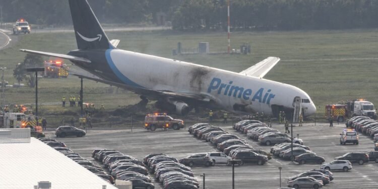 Avión de carga de Amazon rebasa pista en Miami, impacta vehículos y deja al menos cinco muertos