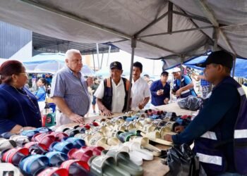 Sin templete y entre puestos: así llegó Rafa Marín al Tianguis de Prado Norte